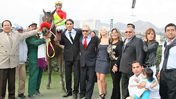 Guerrero (de gravata preta) ao lado de um de seus cavalos (Foto: Divulgação/Hipódromo de Monterrico)
