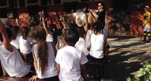 Alunos da Escola Jockey Club Brasileiro participam de apresentação sobre turfe e cavalos de corrida