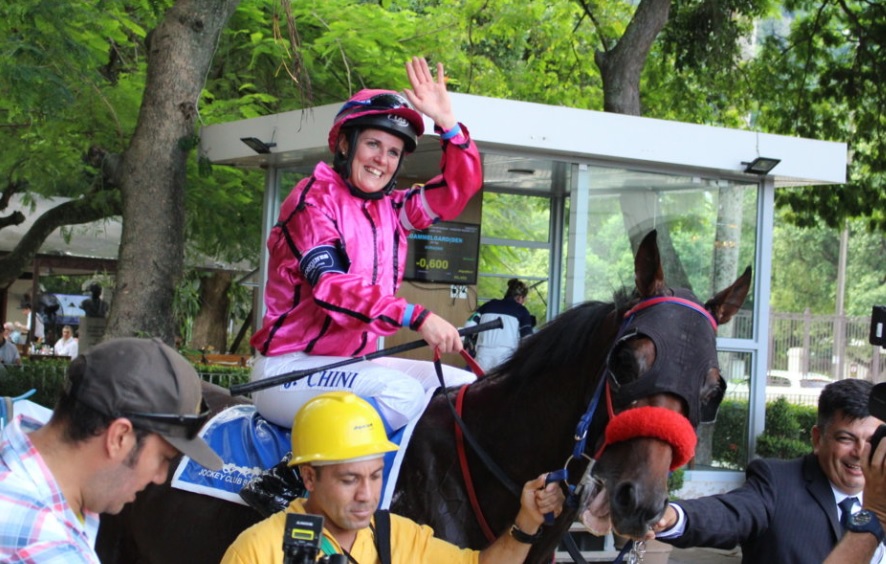 Joquetas internacionais dão show no prado carioca; J.Chini vence a prova