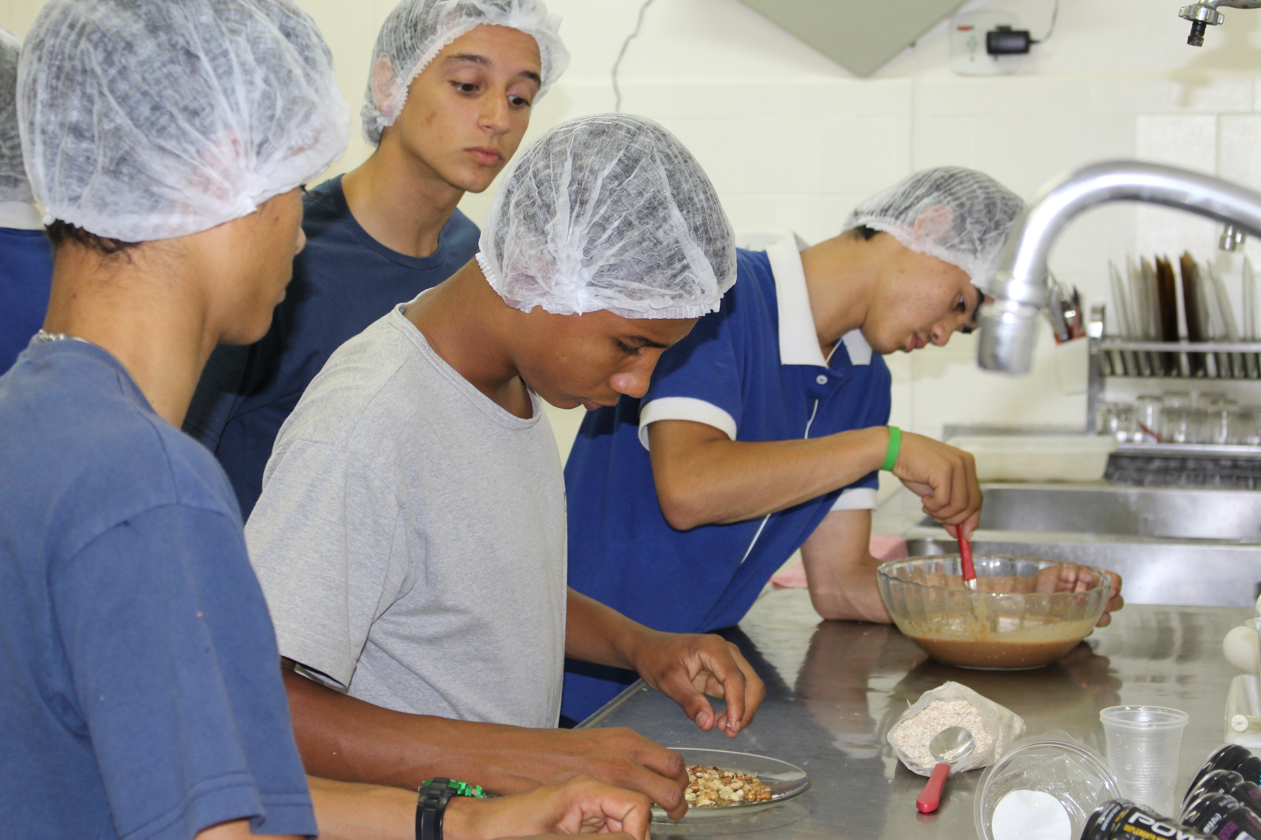 Alunos da EPT participam de análise sensorial no Laboratório de Nutrição e colocam a mão na massa