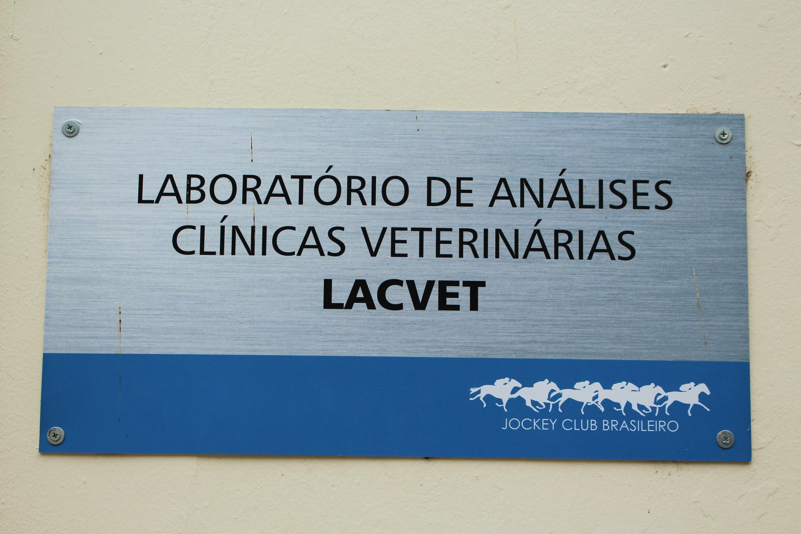 Laboratório do Jockey Club Brasileiro recebe importante certificado de alta qualidade
