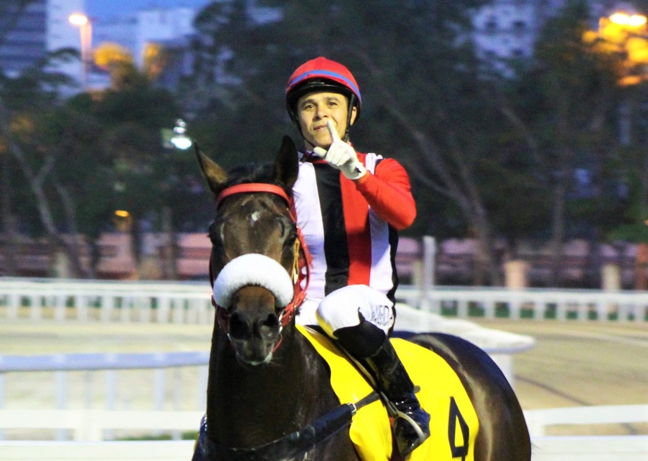 Emperor Roderic pisa forte na grama da Gávea e conquista o Clássico Sandpit (L.)