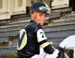 Leandro Henrique vence oito e cola no líder